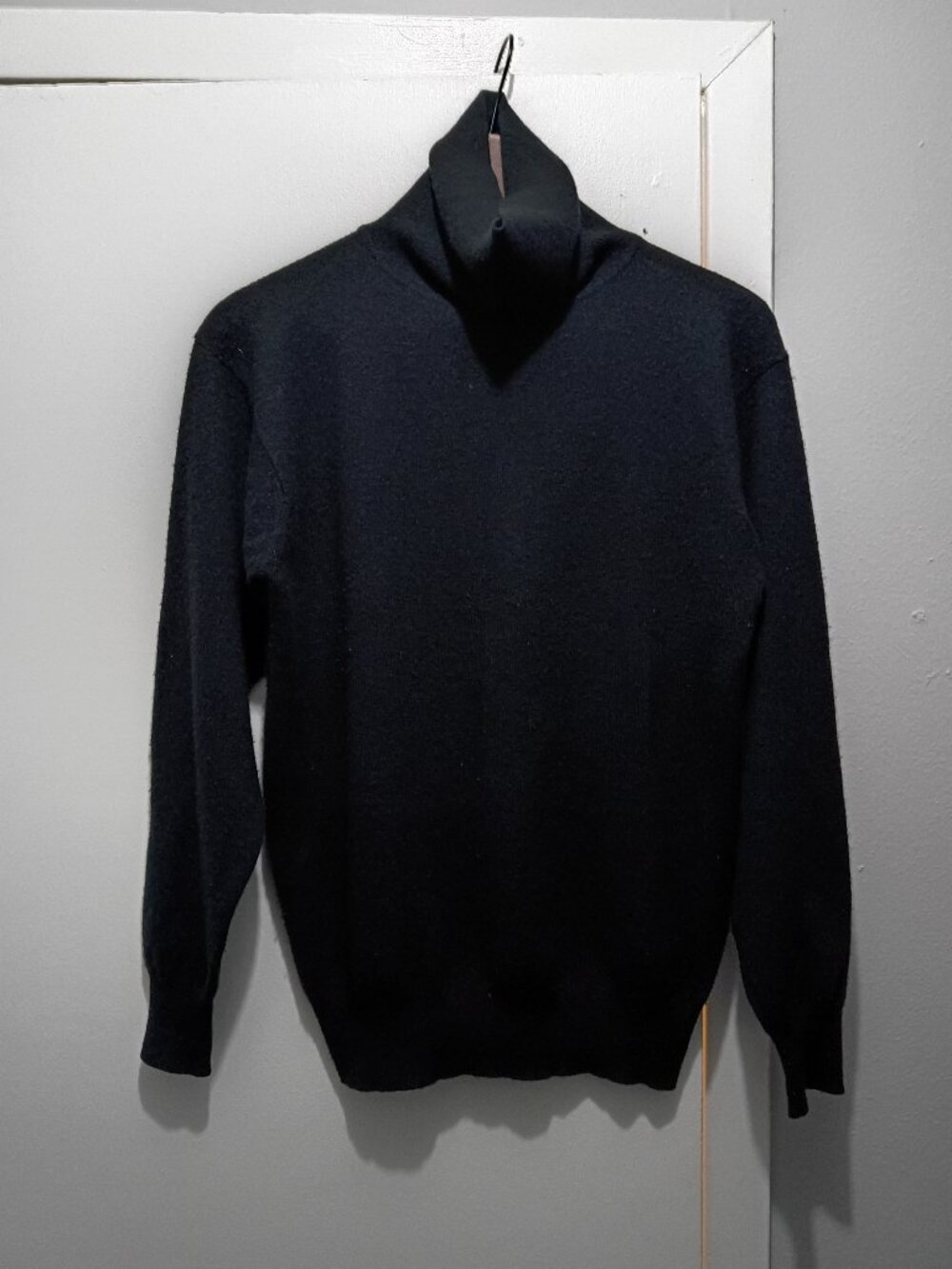 COUNTRY SHOP 100% cashmere turtleneck sweater in black (M)